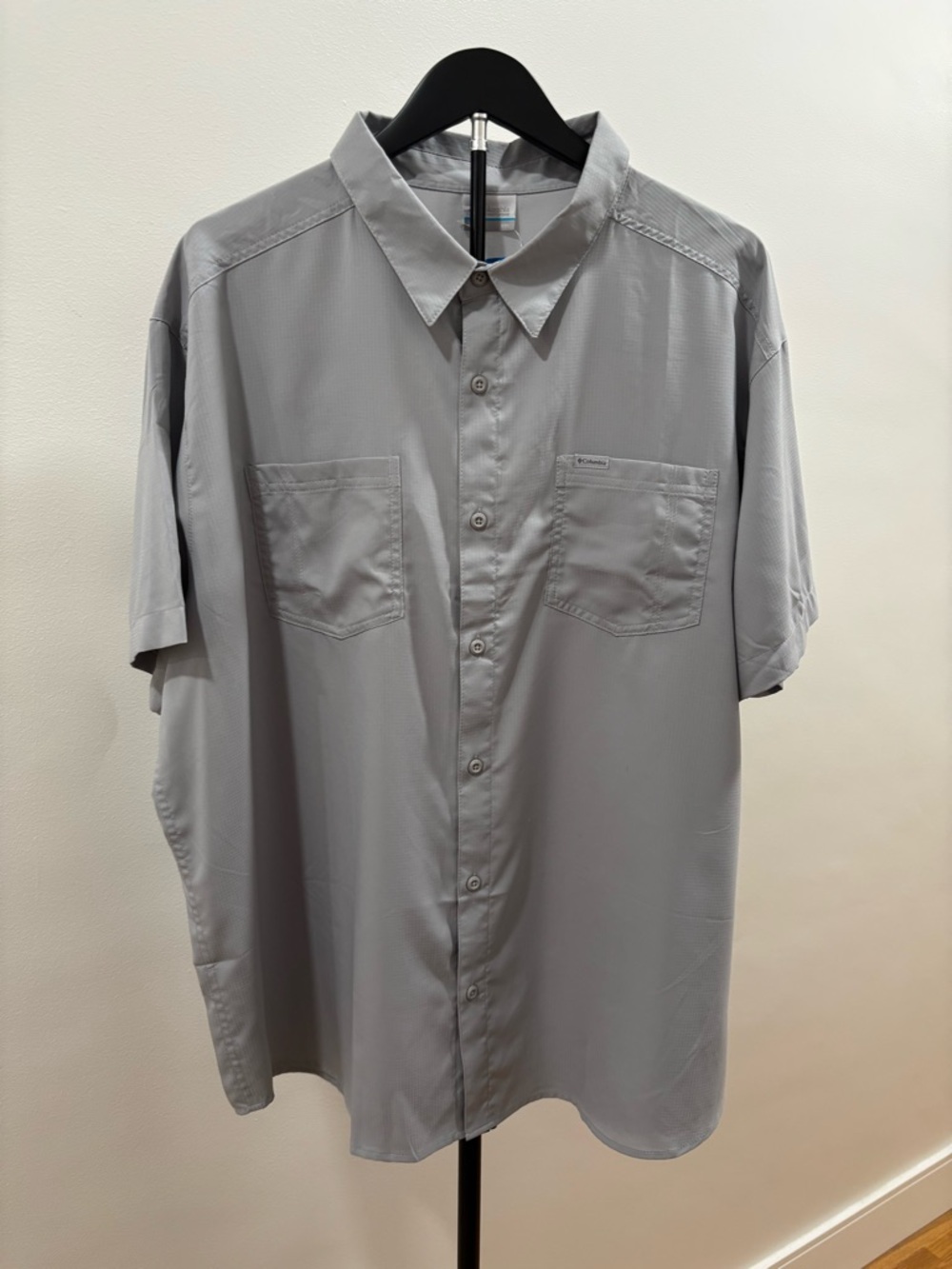 620. Columbia Light Gray Short Sleeve Button-Down Shirt